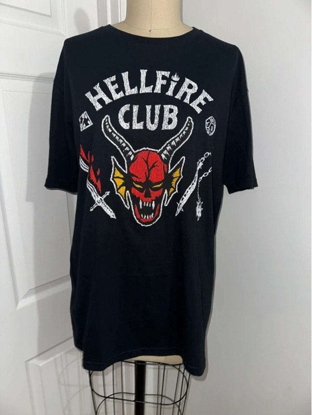 Stranger Things Hellfire Club 90s Y2K Graphic T-shirt L